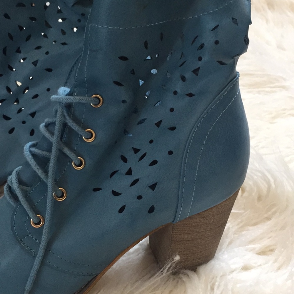 Woman’s booties - Picture 2 of 4